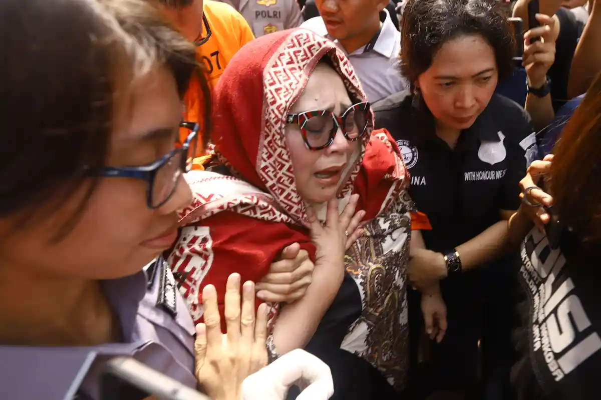 Video Detik-detik Nunung Srimulat Istri Iyan Sambiran Nangis Sesali Terjerat Narkoba, Lalu Pingsan!