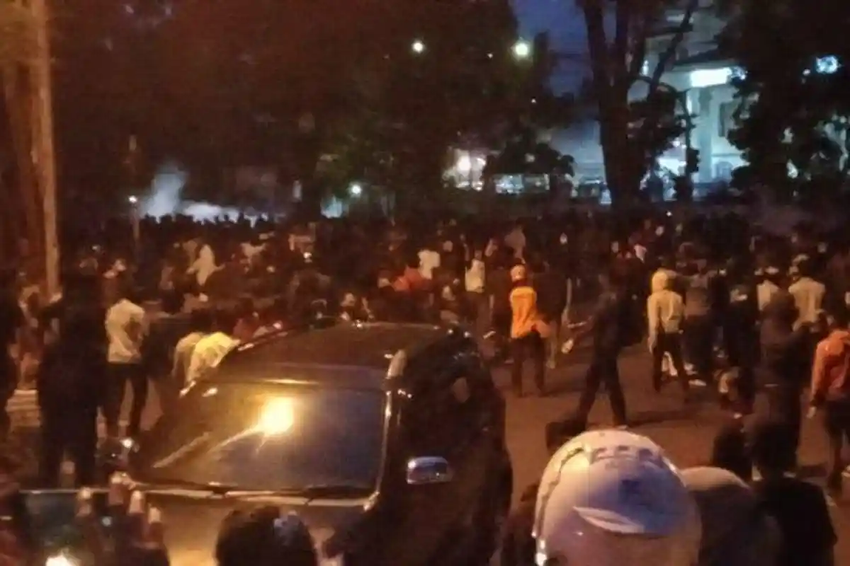 Demo UU Cipta Kerja di DPRD Jabar, Terdengar Tembakan Gas Air Mata, Polisi: Tolong Jangan Anarkis