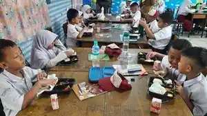 Sejumlah-Murid-SDN-99-Pekanbaru-sedang-menikmati-makanan.jpg
