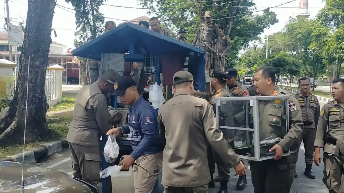 Satpol PP Padang Tertibkan PKL Bandel Jualan di Trotoar, Meja hingga ...
