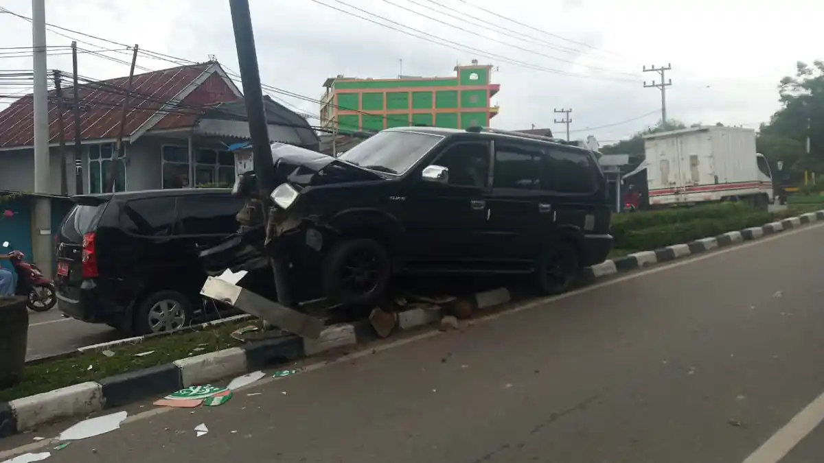 Gegara HP, Mobil Kijang Tabrak Tiang Listrik di Tengah Jalan Bhayangkara Bontang