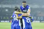 jabar/Pemain-Persib-Bandung-berpelukan-merayakan-gol-2-ACL-2.jpg