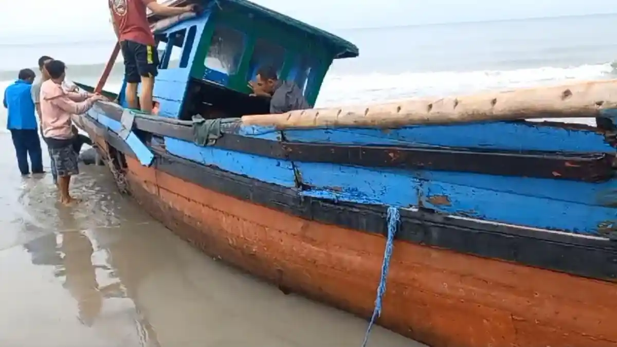 BREAKING NEWS - Dihajar Ombak, Boat Nelayan Singkil Patah