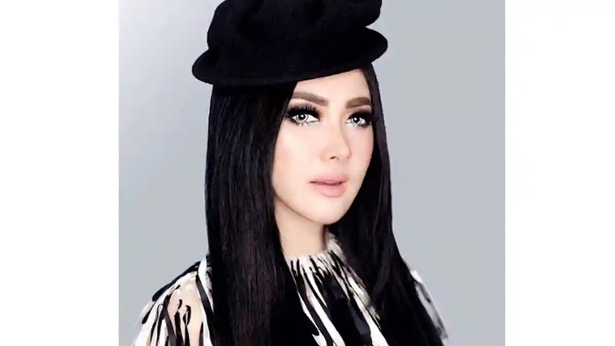 Syahrini Kena Tabok Singa, Netizen : Kebiasaan Pake Baju Bulu Binatang Sih, Singanya Alergi Deh
