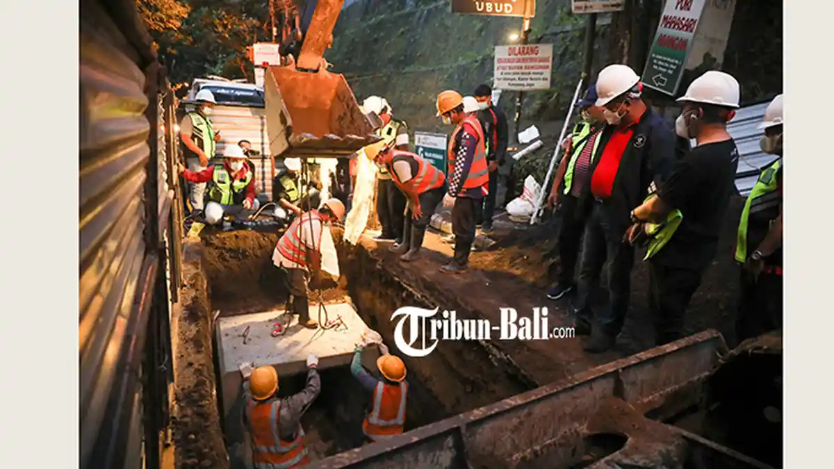 Kabel Semrawut di Ubud Kini Ditanam di Bawah Tanah, Cita-Cita Bupati Sejak Era Cok Ace