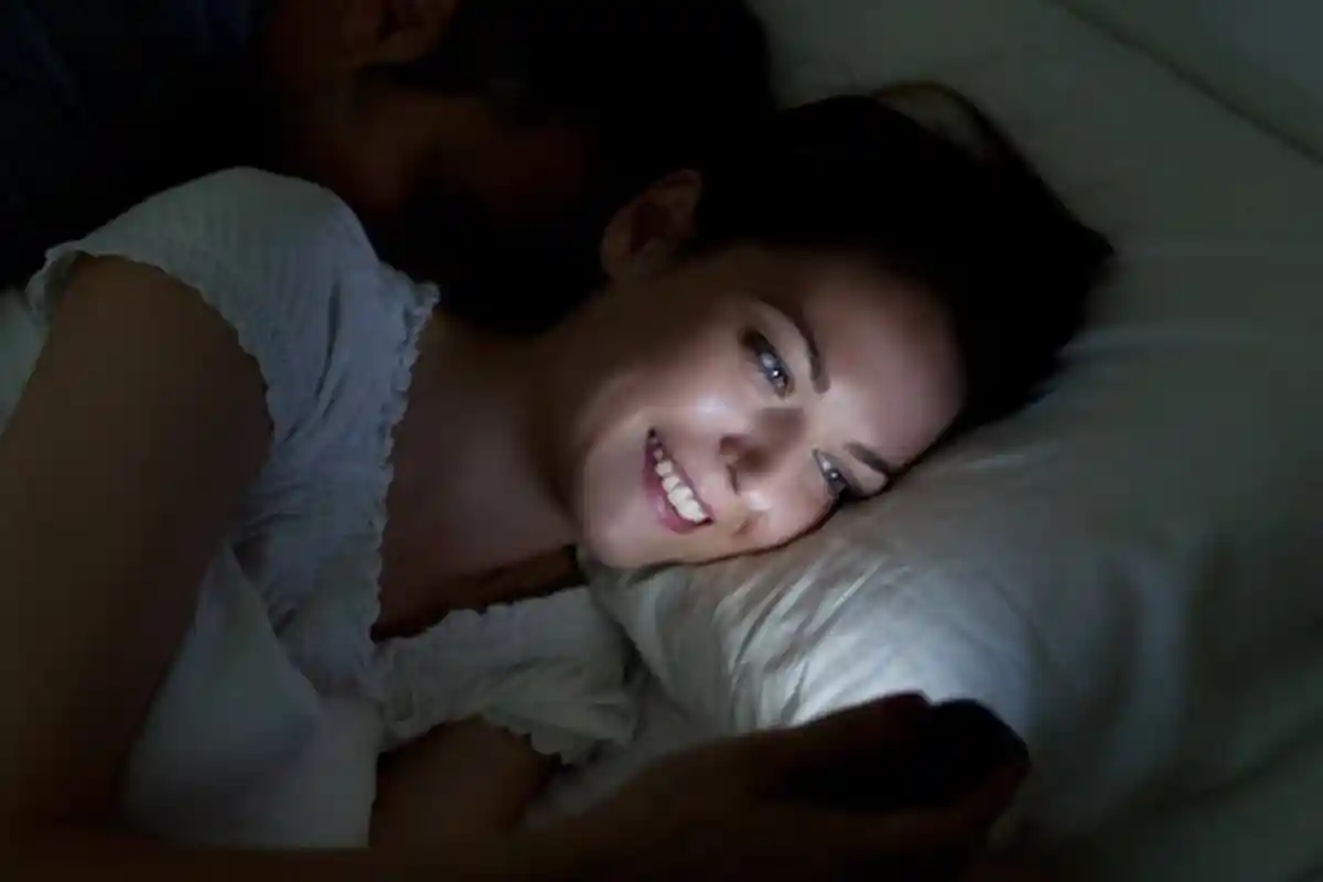 Melihat Handphone dalam Kegelapan Bisa Akibatkan Kebutaan pada Mata, Inilah Penyebabnya