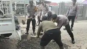 Polsek-Sukarami-Timbun-Jalan-rusak.jpg