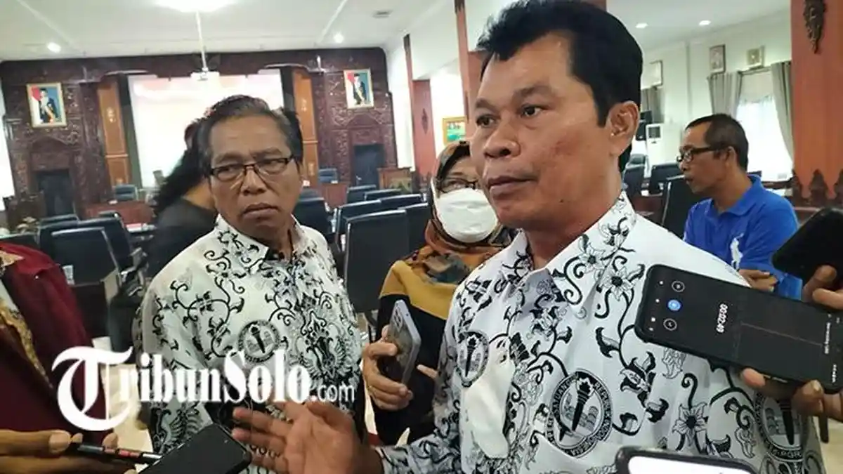 PGRI Karanganyar Geruduk Kantor DPRD, Curhat Nasib Ribuan PTT-GTT Tak Sebaik Guru Honorer
