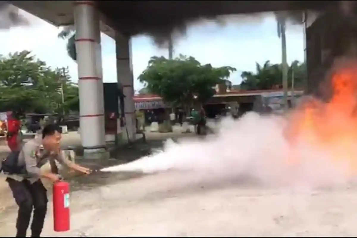 Motor Diduga Pelangsir BBM Terbakar di SPBU Pamenang Merangin Jambi: Api Berkobar