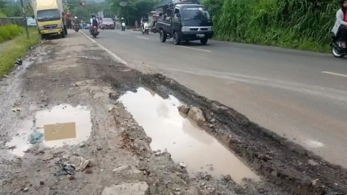Jalan Nasional Pandeglang-Rangkasbitung Rusak Berlubang, Warga Minta Perbaiki : Jangan Tunggu Viral 