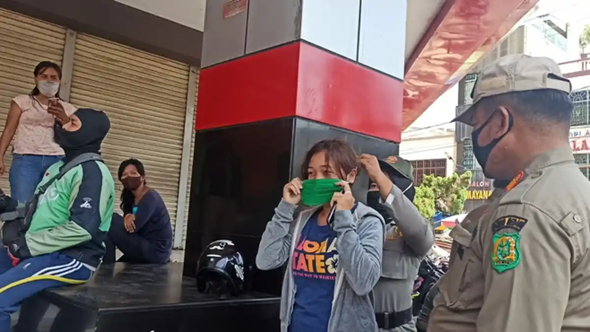 Lupa Bawa Masker dan kena Razia, Nadya dan Deri Lesmana Dihukum Bernyanyi dan Push Up