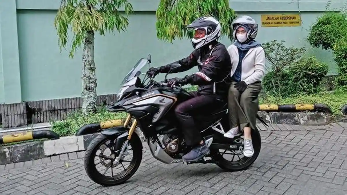 Tingkatkan Risiko Kecelakaan, 4 Faktor Ini Wajib Kamu Perhatikan saat Boncengan Menyamping