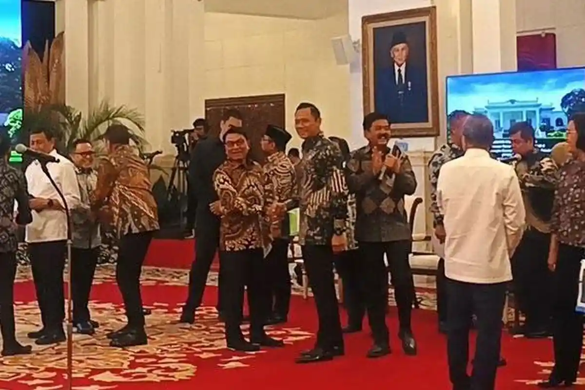 Sempat Berebut Kursi Ketum Demokrat, AHY dan Moeldoko Akhirnya Bertemu di Sidang Kabinet, Salaman