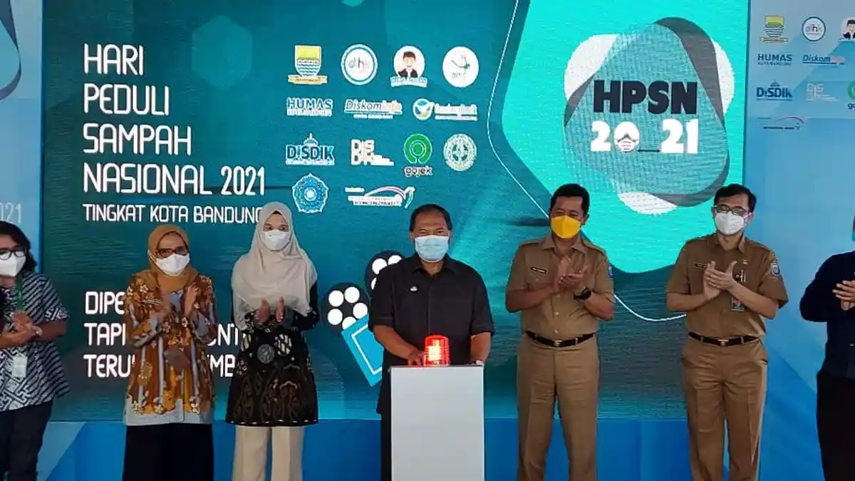 Gojek Peringati Hari Peduli Sampah Nasional Bersama Dinas Lingkungan Hidup Kota Bandung