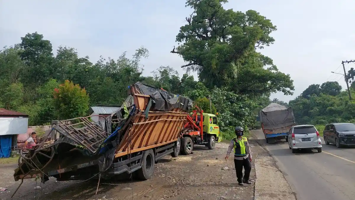 Kendaraan Jalan Merayap Setelah 12 Jam Macet Total Jalur Medan-Berastagi, Polisi Upayakan Kelancaran