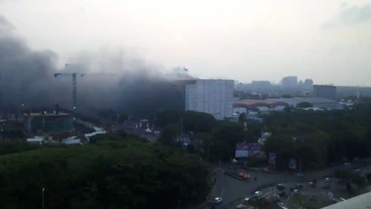 Gedung JIExpo Terbakar Sejumlah Orang Terjebak, 18 Unit Damkar Dikerahkan
