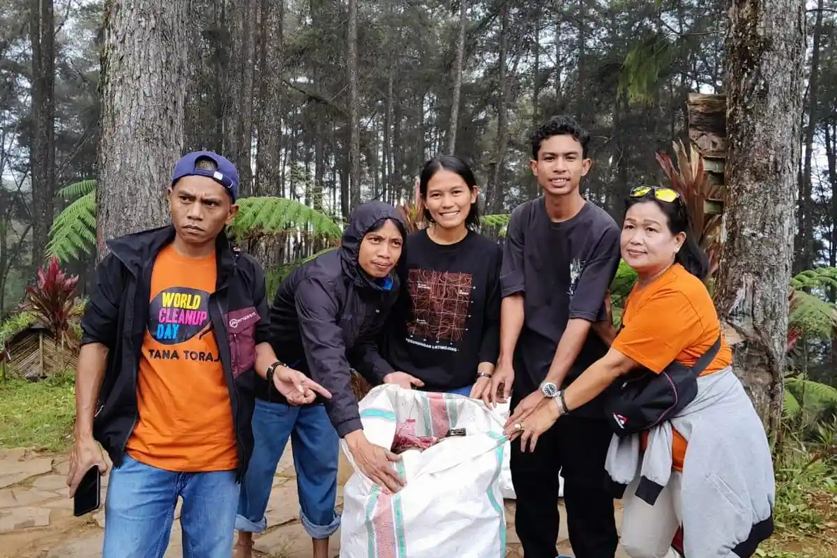Puluhan Orang Bersih-bersih Objek Wisata Pango Pango, Sampahnya Didaur Ulang