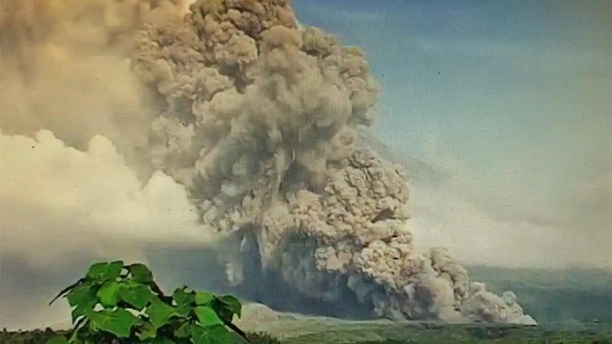 Pasca Erupsi dan Semburkan Awan Panas, PVMBG Naikkan Status Gunung Semeru Level 4 Jadi Awas