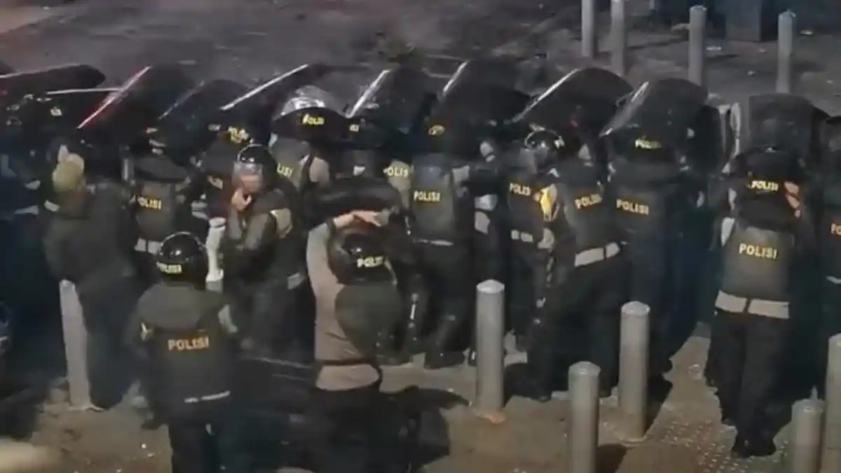 Geger! Video Pelempar Sembunyi di Barikade Polisi, JPW Bongkar Pelanggaran SOP
