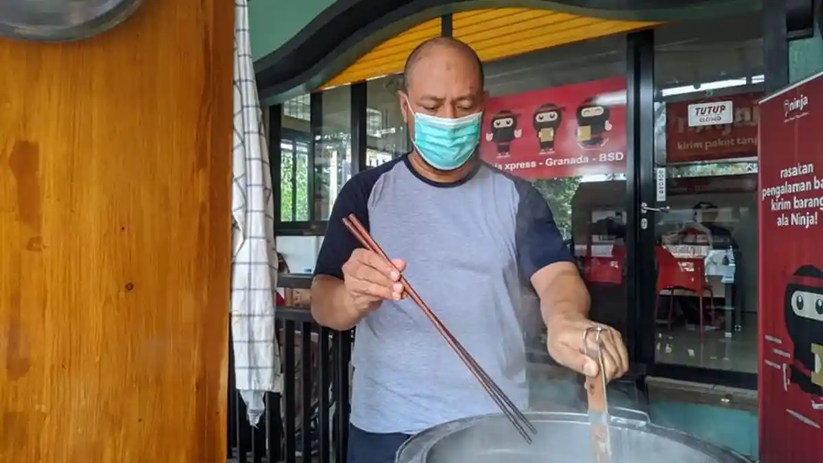KRISIS CORONA Pilot Banting Setir Jadi Pedagang Mi Ayam, Bahagia Lebih Dekat Anak Istri