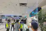 Petugas-mengevakuasi-mayat-wanita-yang-ditemukan-di-bawah-lift-di-Bandara-Kualanamu.jpg