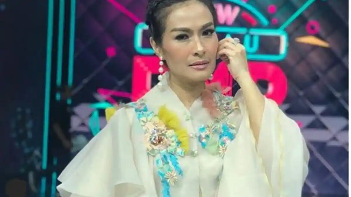 Intip Penampilan Busana Iis Dahlia, Saat Hadiri Resepsi Pernikahan Baim Wong dan Paula