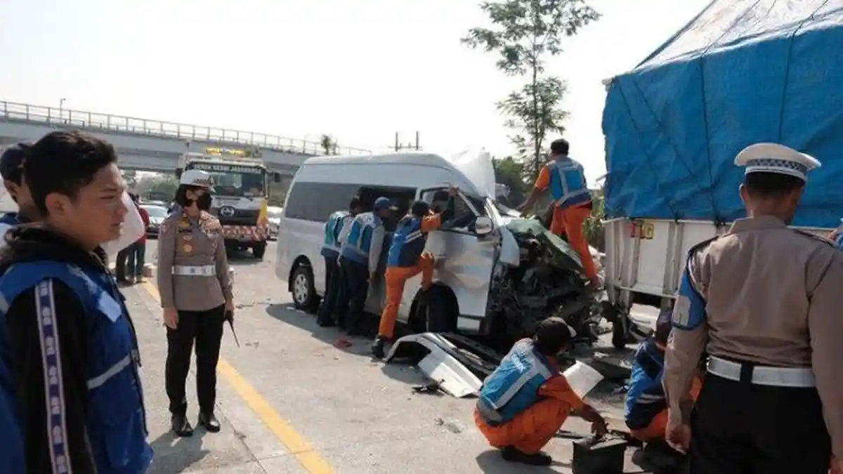 BREAKING NEWS: Kecelakaan Maut di Tol Pandaan-Malang, Penumpang Hiace 2 Tewas 2 Luka Berat