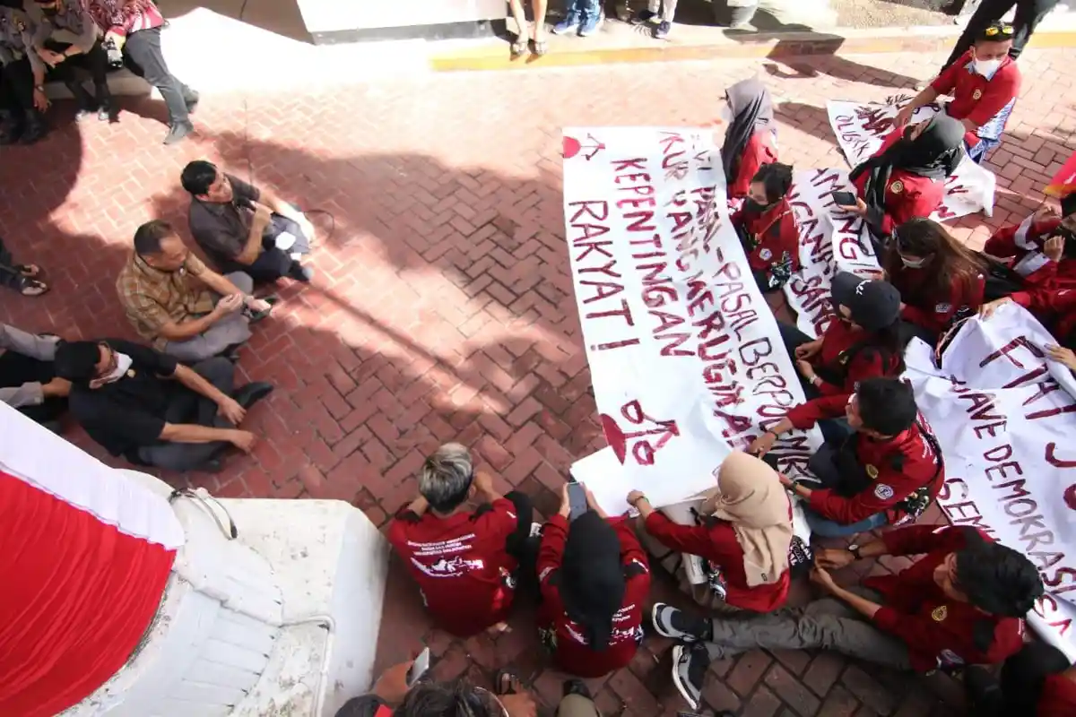 Mahasiswa di Balikpapan Unjuk Rasa soal RKUHP, DPRD Duduk Bersama Demi Serap Aspirasi