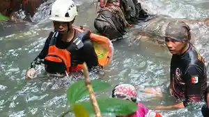 Anggota-Tim-SAR-Gabungan-saat-melakukan-pencarian-terhadap-Queen-Makal.jpg