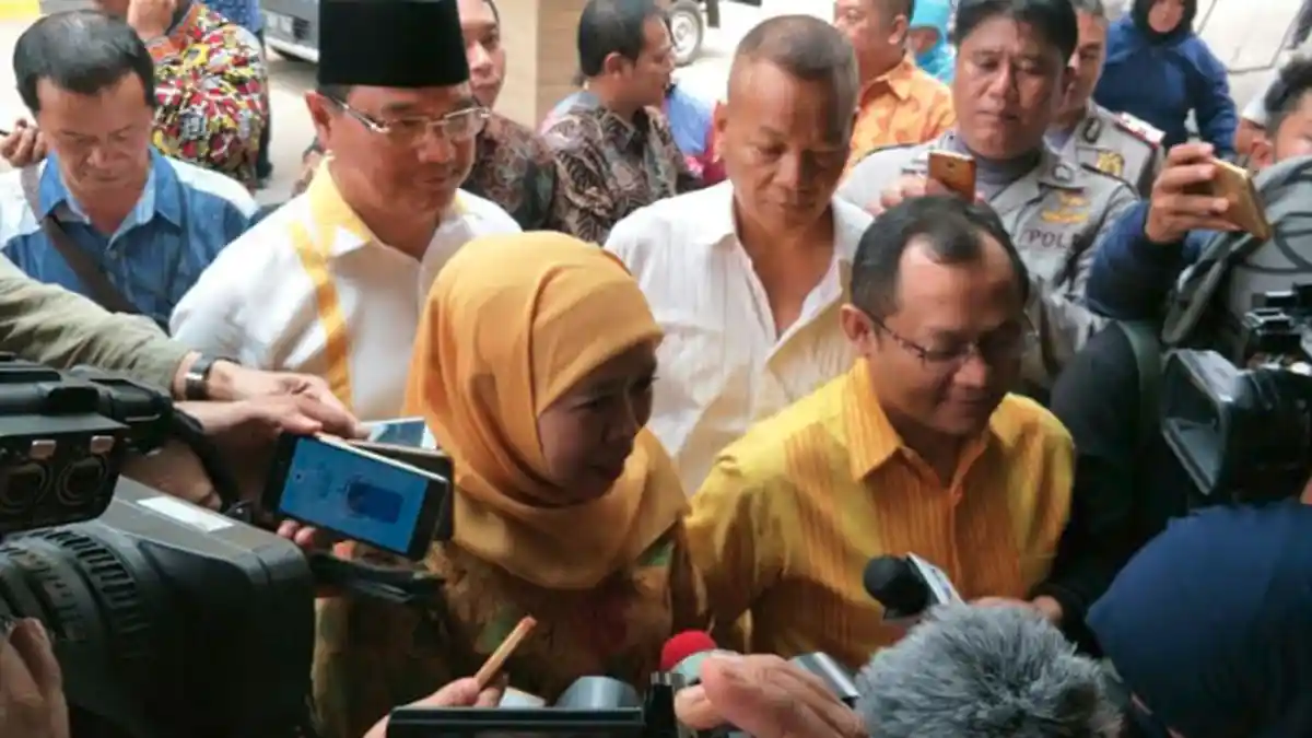 Perpakaian Serba Kuning, Khofifah Indar Parawansa Tiba di Kantor DPP Partai Golkar