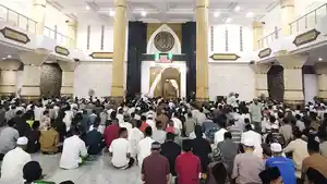 suasana-ibadah-salat-Tarawih-di-Masjid-Agung-Baitul-Makmur-Distrik-Pariwari.jpg