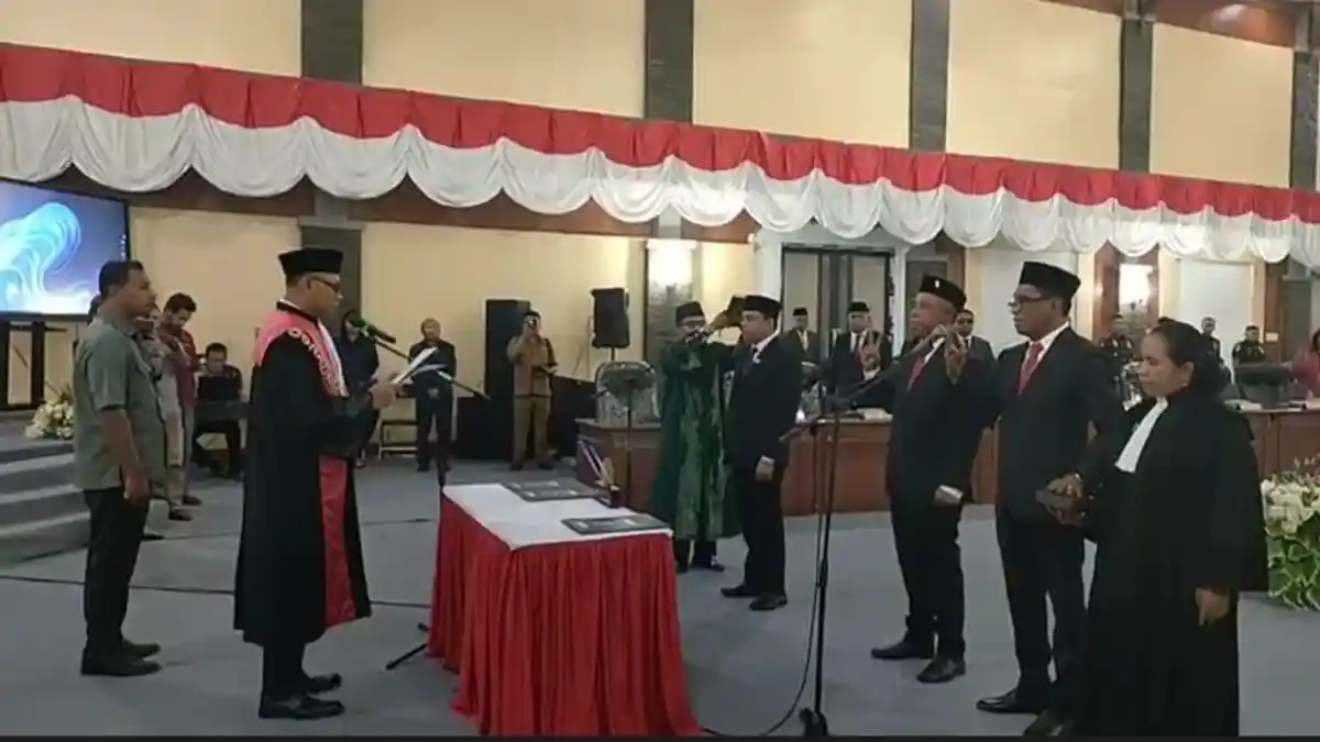 Sah! 3 Pimpinan Definitif DPRD Maluku Tengah Dilantik, Herry Haurissa Jabat Ketua