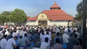 Salat-Idulfitri-1444-H-Jumat-2142023-di-Pelataran-Masjid-Gedhe-Kauman-Yogyakarta.jpg