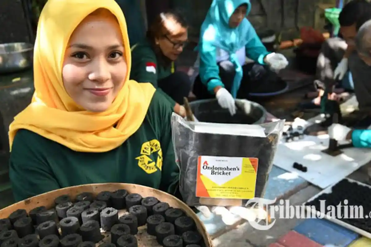Warga Kampung Ondomohen Surabaya Bikin Briket Arang dari Daun Kering, Masak Jadi Lebih Cepat & Hemat