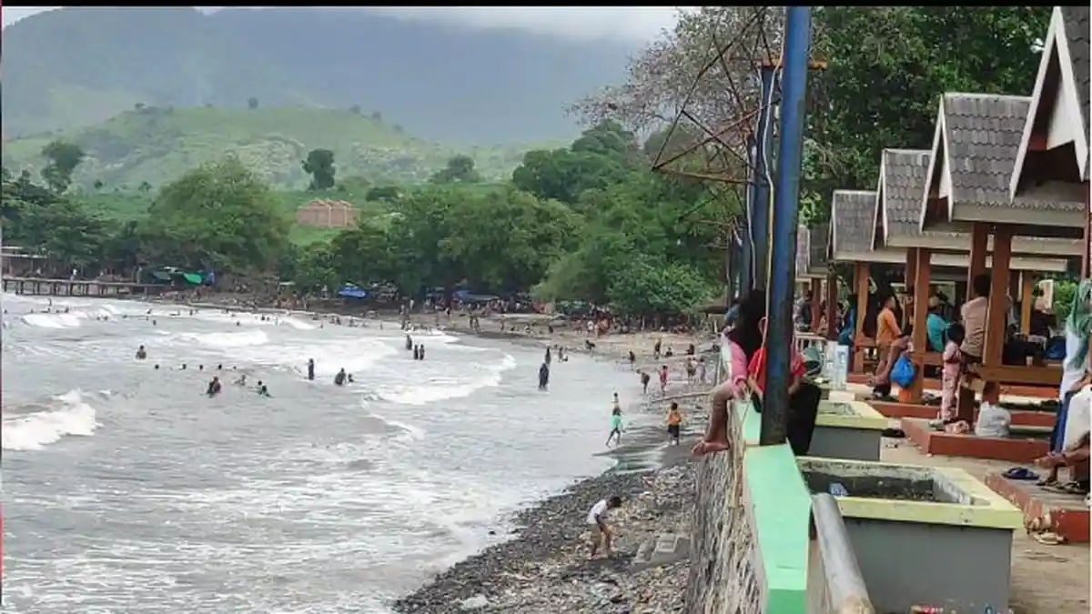 Libur Tahun Baru 2023, Pantai Kolo Kota Bima Diserbu Pengunjung Hingga Membuat Jalanan Macet