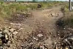 Potret-kondisi-jalan-utama-yang-menjadi-akses-ribuan-petambak-garamCC.jpg