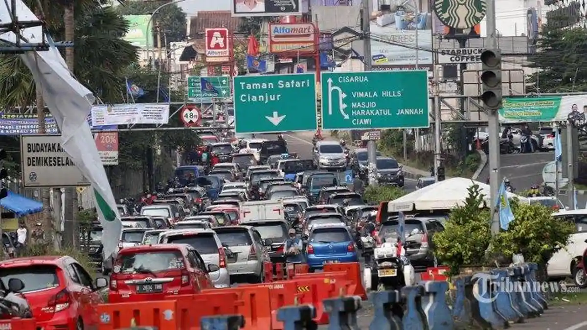 Macet, Lebih 21.000 Kendaraan Wisatawan Masuk Puncak Polisi Mainkan One Way
