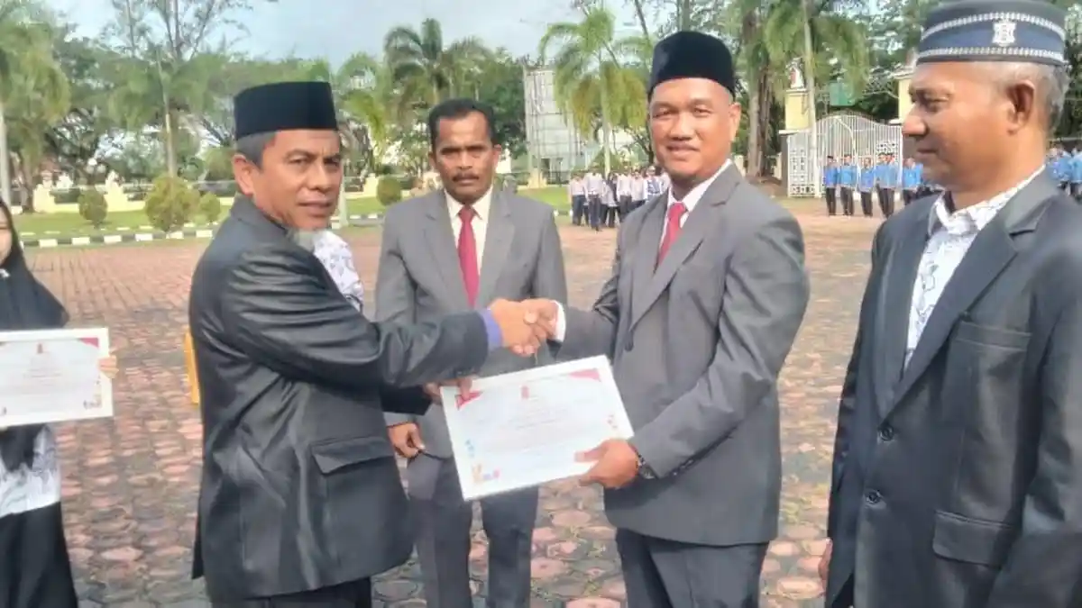 Pemkab Nagan Raya Peringati HGN, Guru Berprestasi Terima Penghargaan