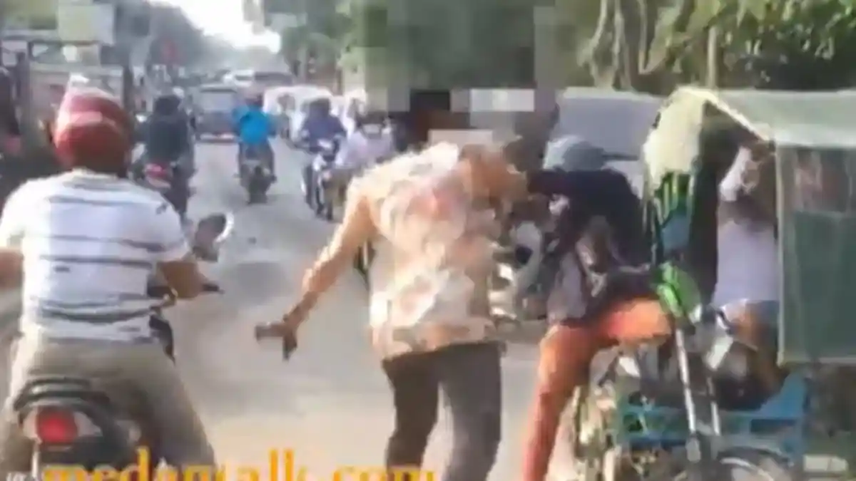 Gagal Nyalip dan Terjepit Becak Motor, Emak-emak Ini Ngamuk, Pria Ini Malah Jadi Korbannya