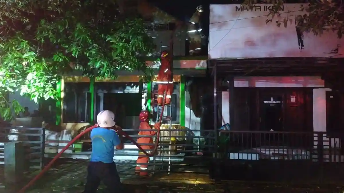 Warga Trenggalek Kaget Api Lalap Gudang Telur Asin dan Studio Foto, Damkar Butuh 2 Jam Padamkan Api