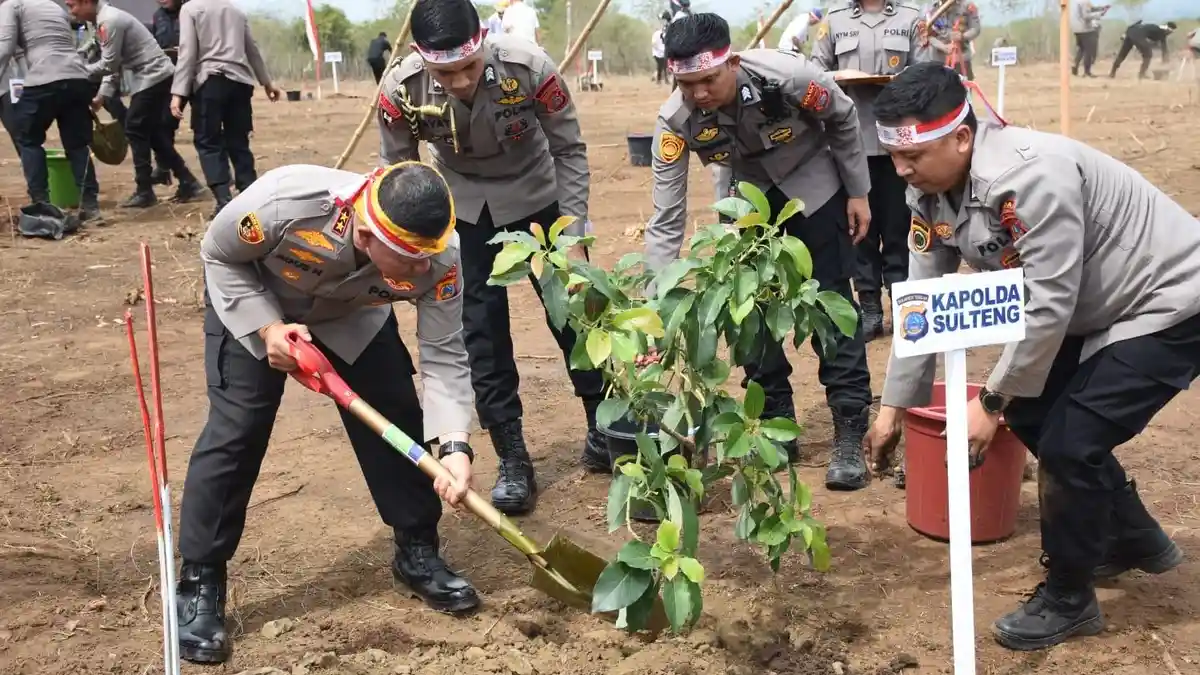 3.752 Peronel Polda Sulteng Ikut Tanam 19.320 Bibit, Didominasi Pohon Buah-buahan