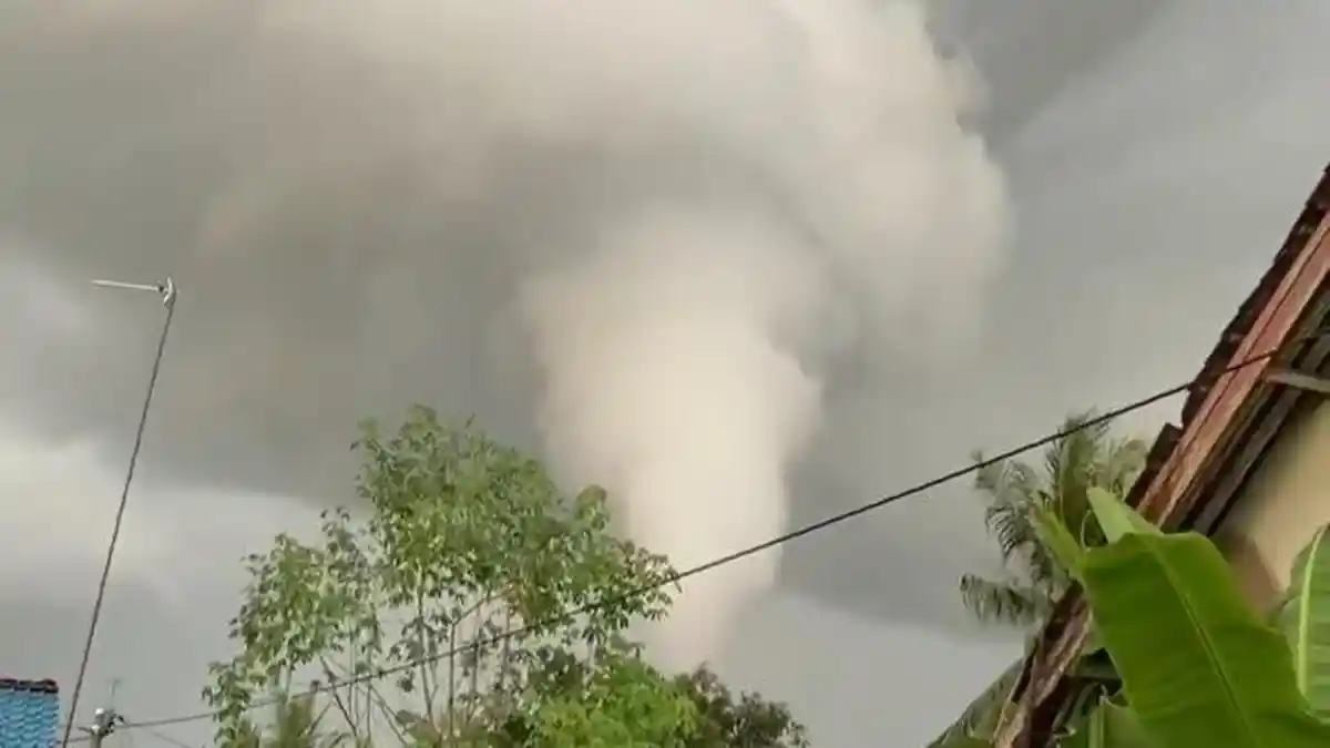 Viral! Video 17 Detik Angin Puting Beliung Menerjang Permukiman di Kota Banjar
