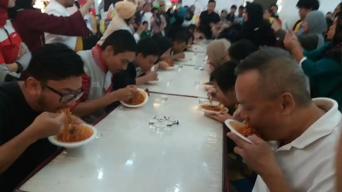 50 Orang Ini Ikuti Samyang Challenge, Adu Cepat Makan Mi Instan Asal Korea, Wuih Pedasnya