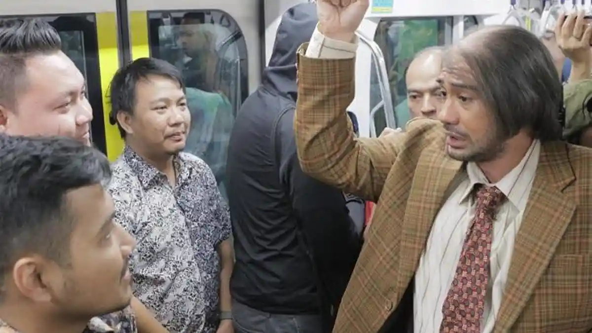 Jadi Bossman, Reza Rahadian Butuh 2 Jam Buat Copot Pasang Kostum