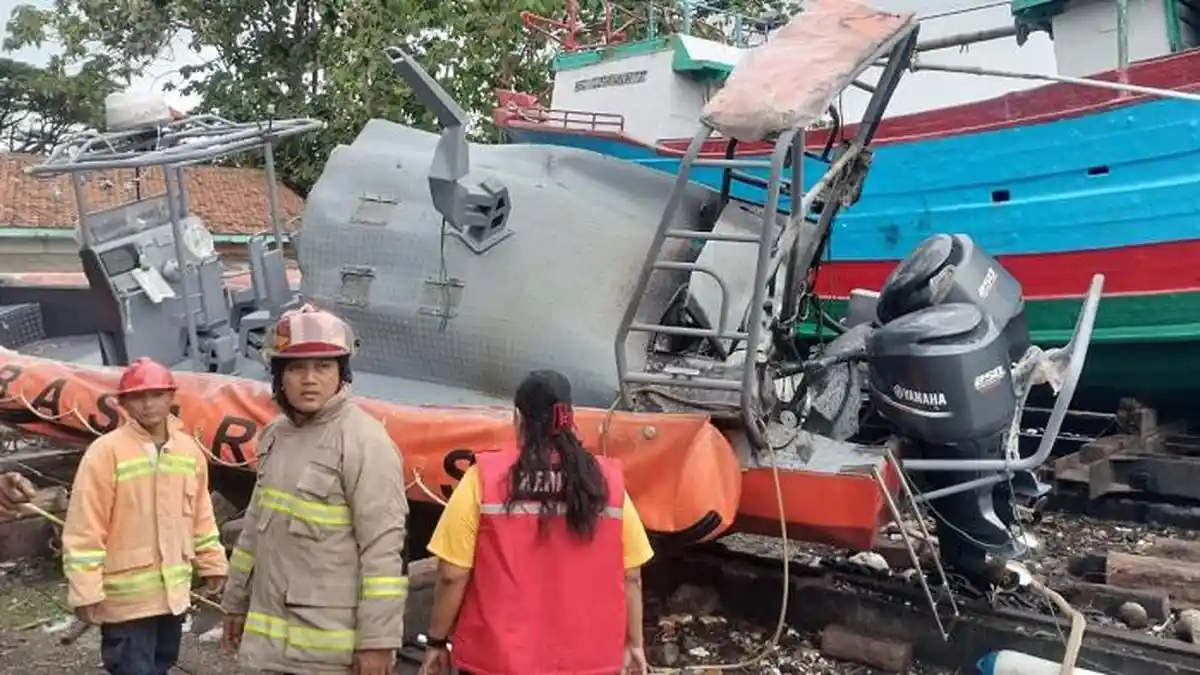 Kapal Basarnas Cilacap Meledak dan Terbakar saat Loading BBM, Identitas 3 Korban Masih Diselidiki