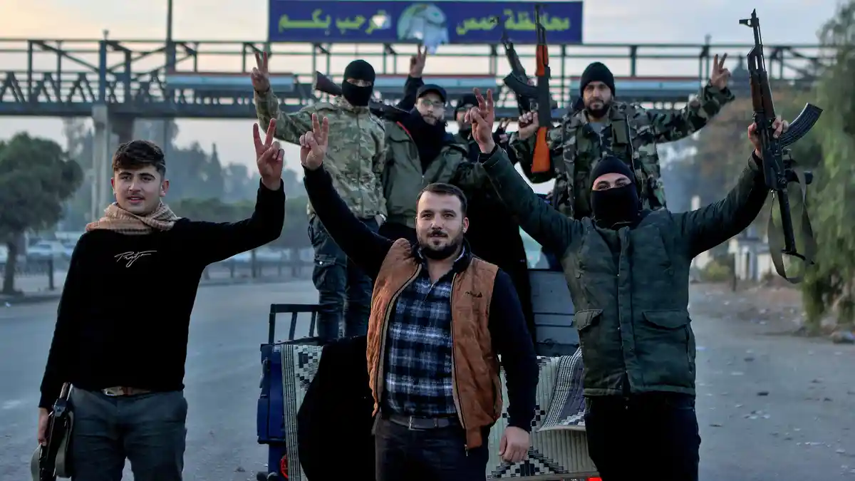HTS Suriah Janji Balas Penderitaan Korban Rezim Assad, Hajar Pejabat yang Terlibat Penyiksaan