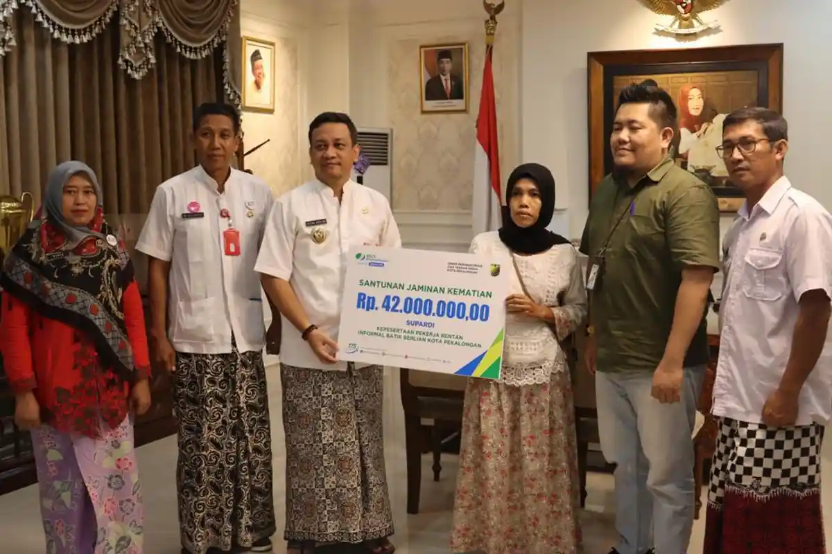 Pemkot Pekalongan Serahkan Santunan Jaminan Kematian Pekerja Rentan