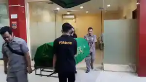 Jenazah-Anton-Supriadi-saat-dibawa-keluar-dari-ruang-Instalasi-Forensik-RS-Polri-Kramat-Jati.jpg