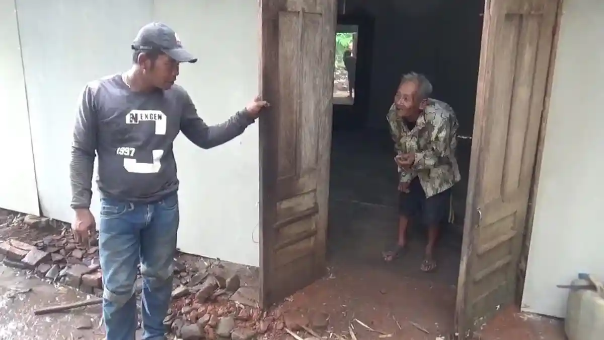 Kakek Renta Sebatang Kara di Gubug Reot Dibantu Dinsos Madiun