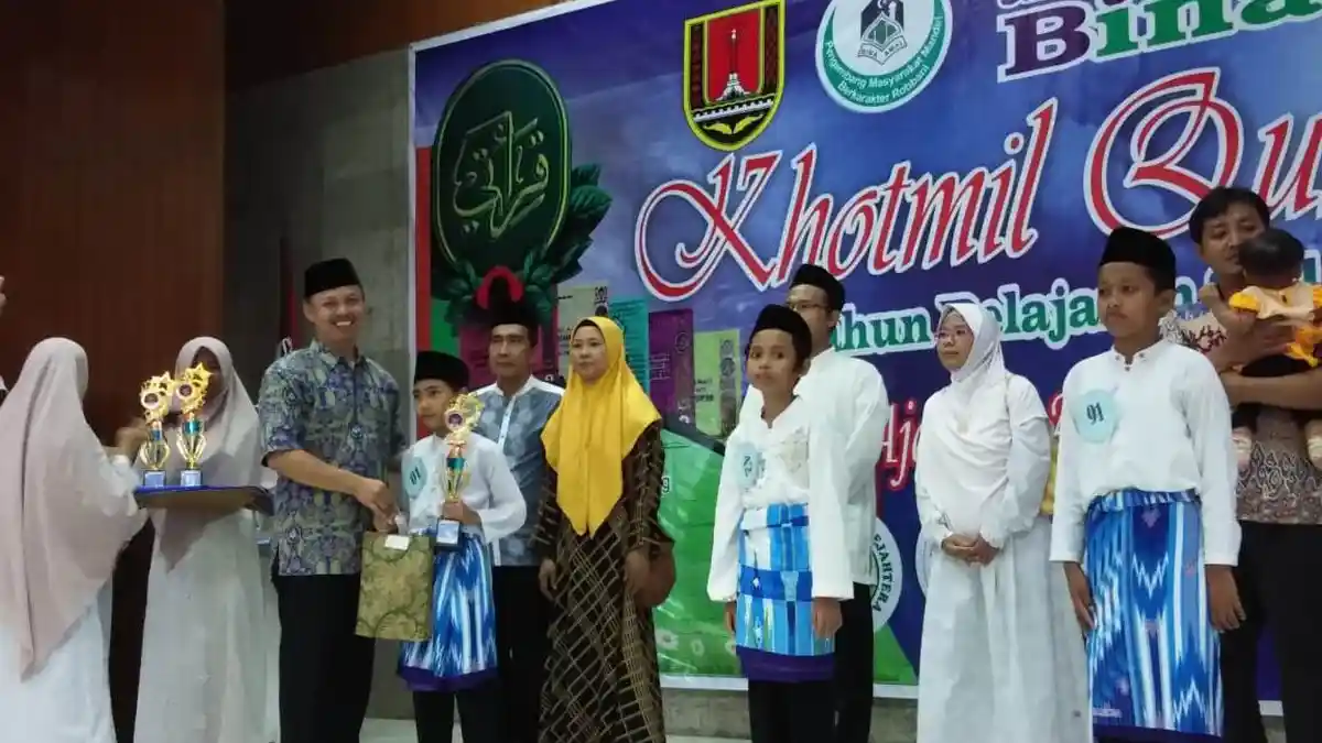 133 Siswa SDIT Bina Amal Semarang Ikuti Khotmil Quran dan Imtihan